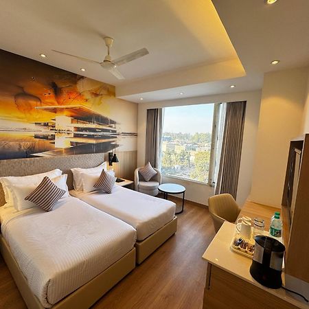 Tulip Inn Zirakpur Exteriör bild