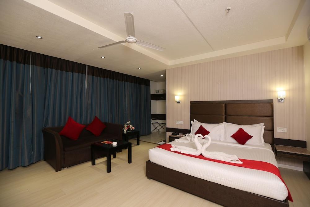 Tulip Inn Zirakpur Exteriör bild