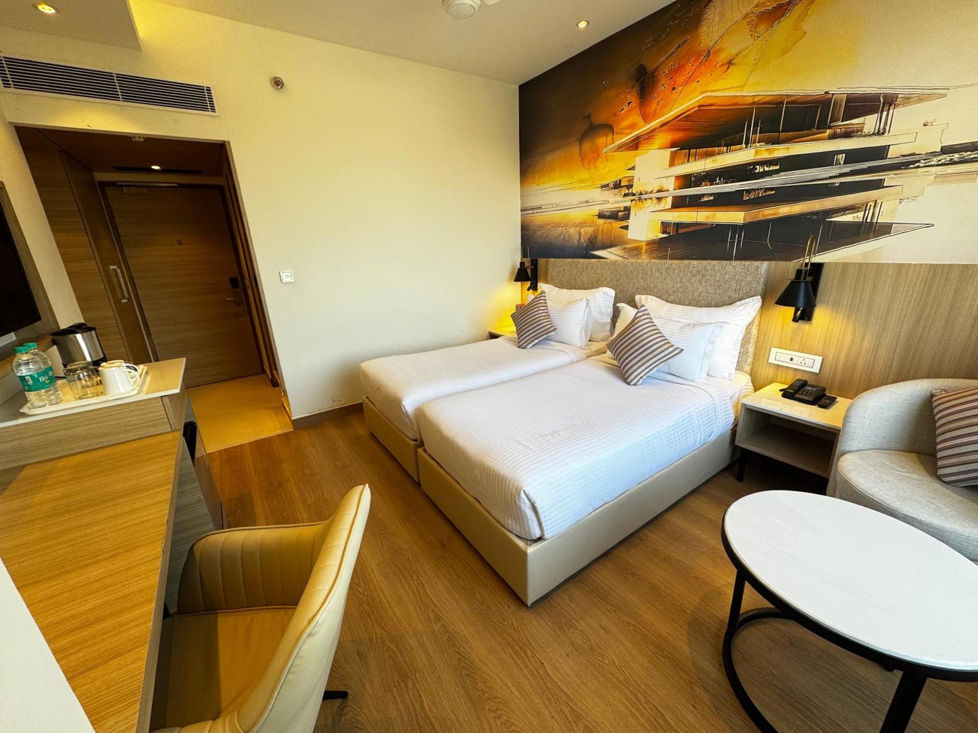 Tulip Inn Zirakpur Exteriör bild