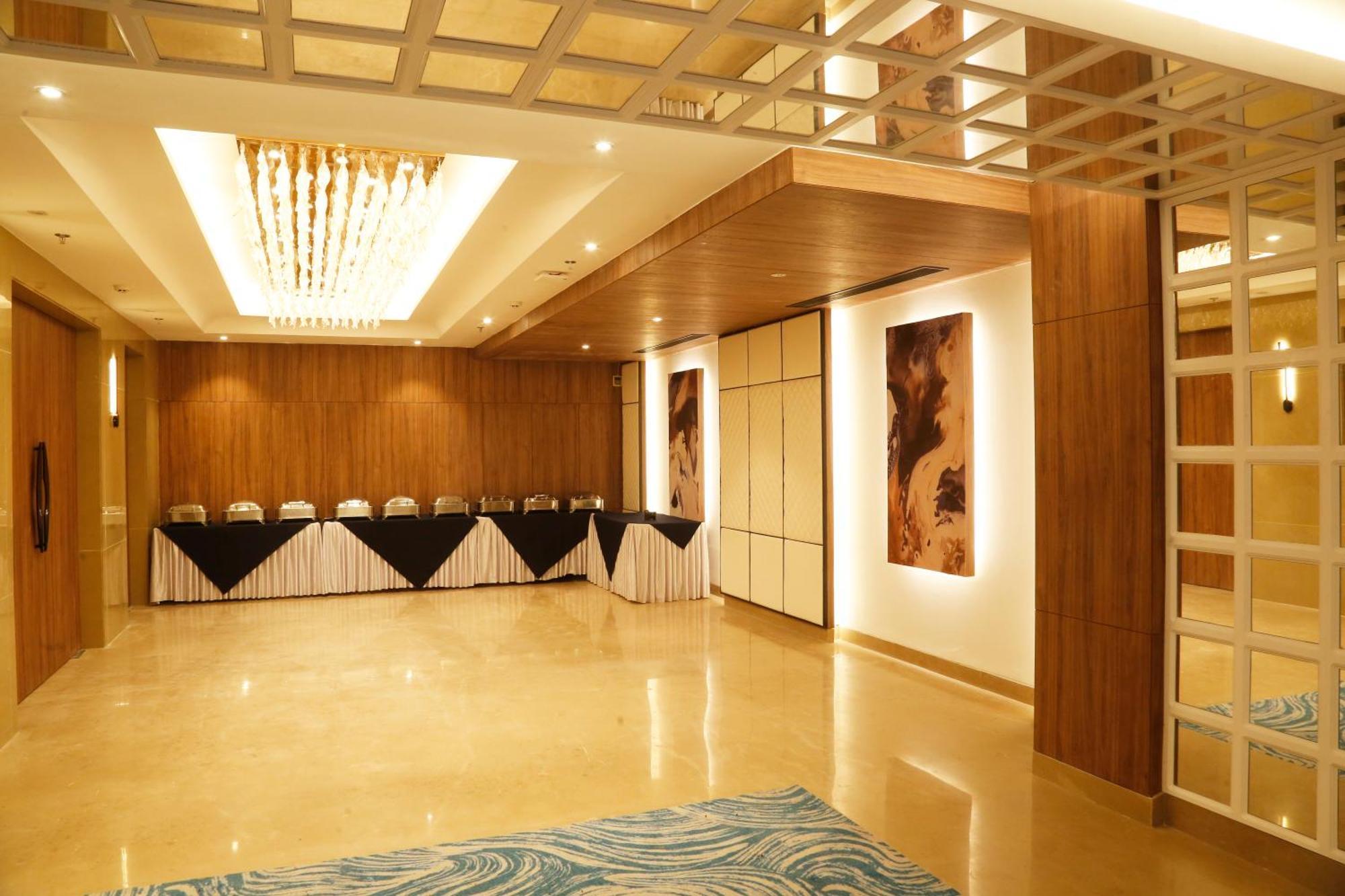 Tulip Inn Zirakpur Exteriör bild