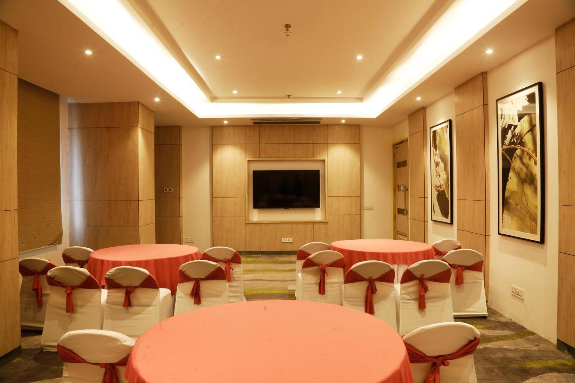 Tulip Inn Zirakpur Exteriör bild