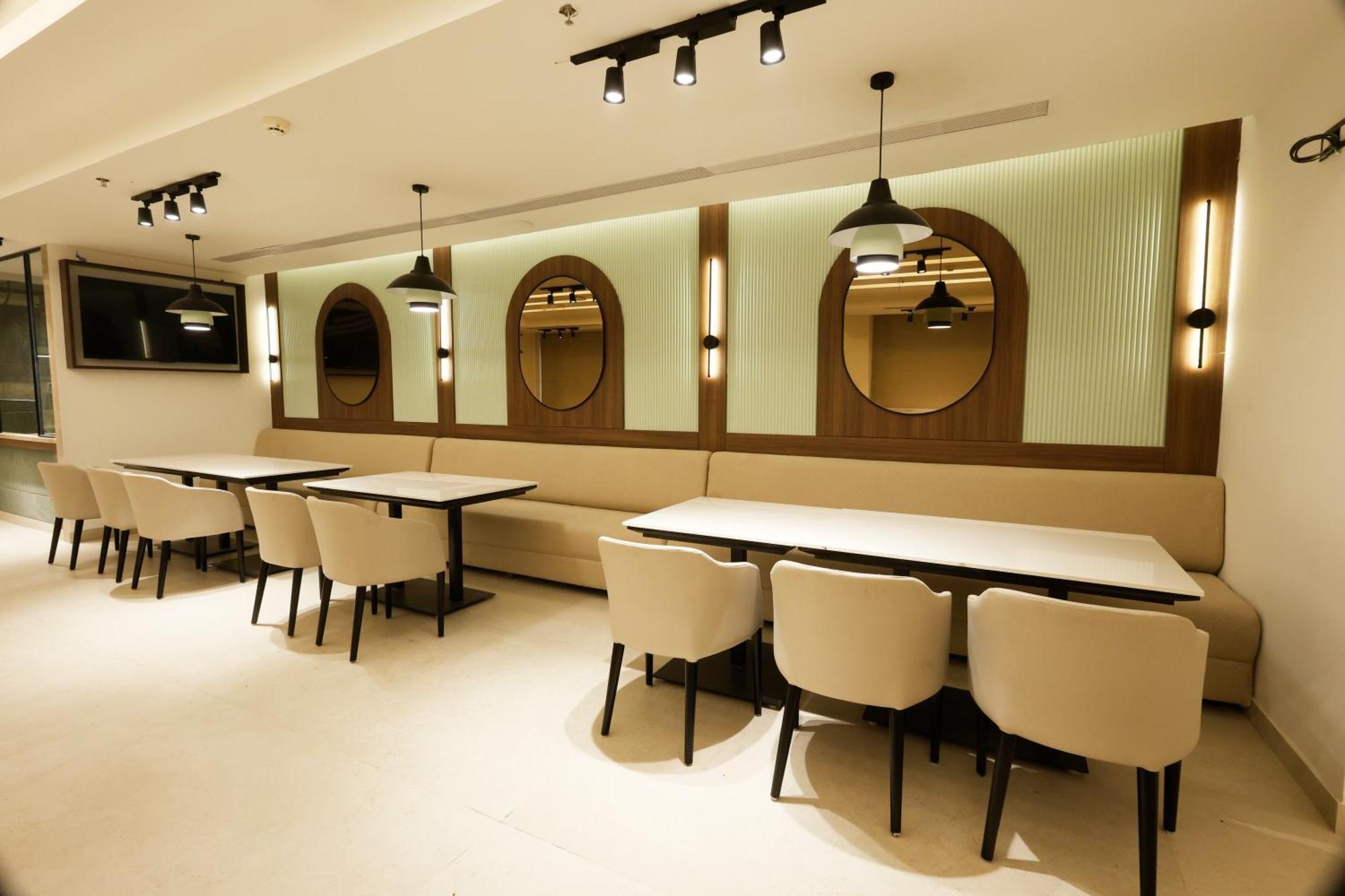 Tulip Inn Zirakpur Exteriör bild