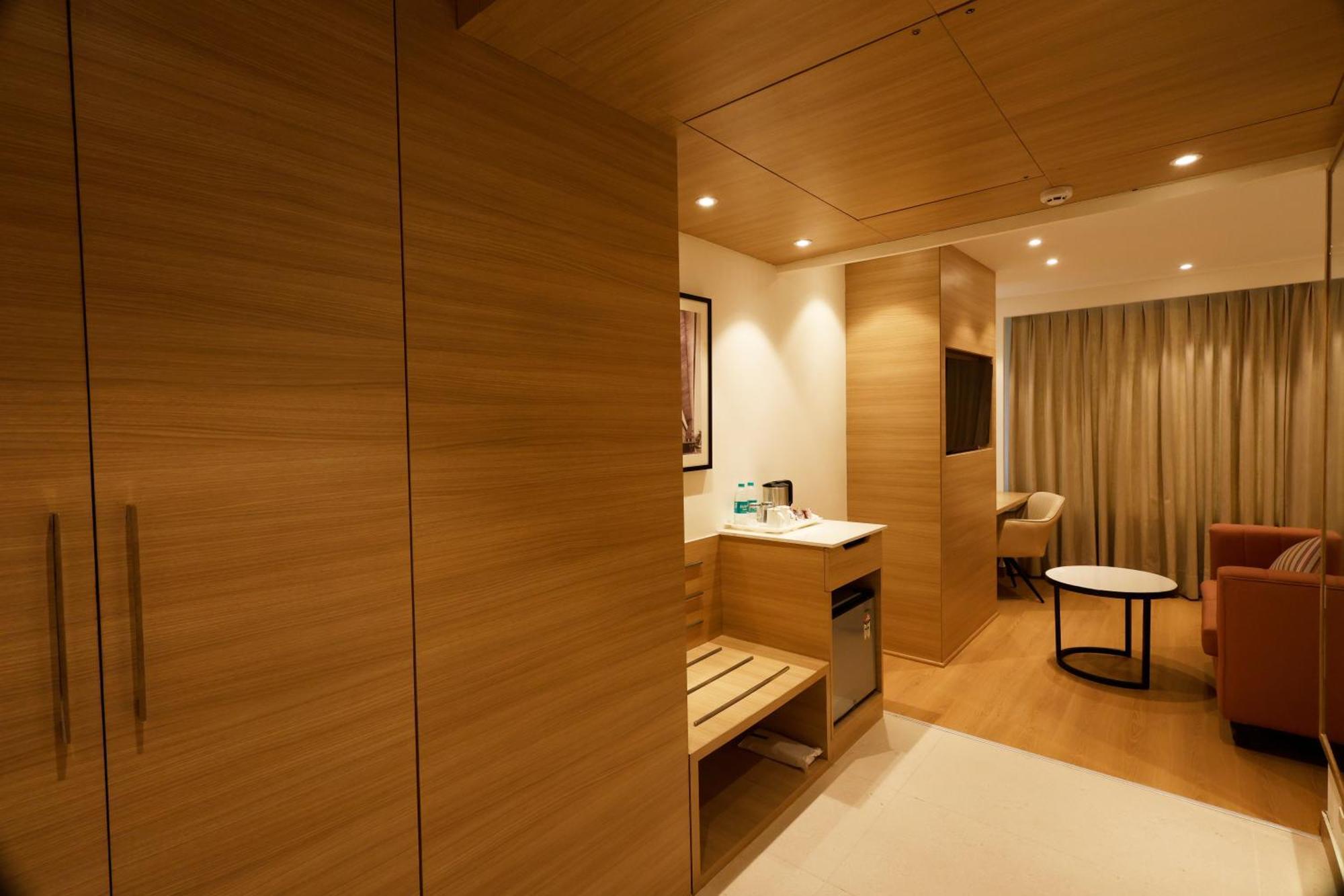 Tulip Inn Zirakpur Exteriör bild