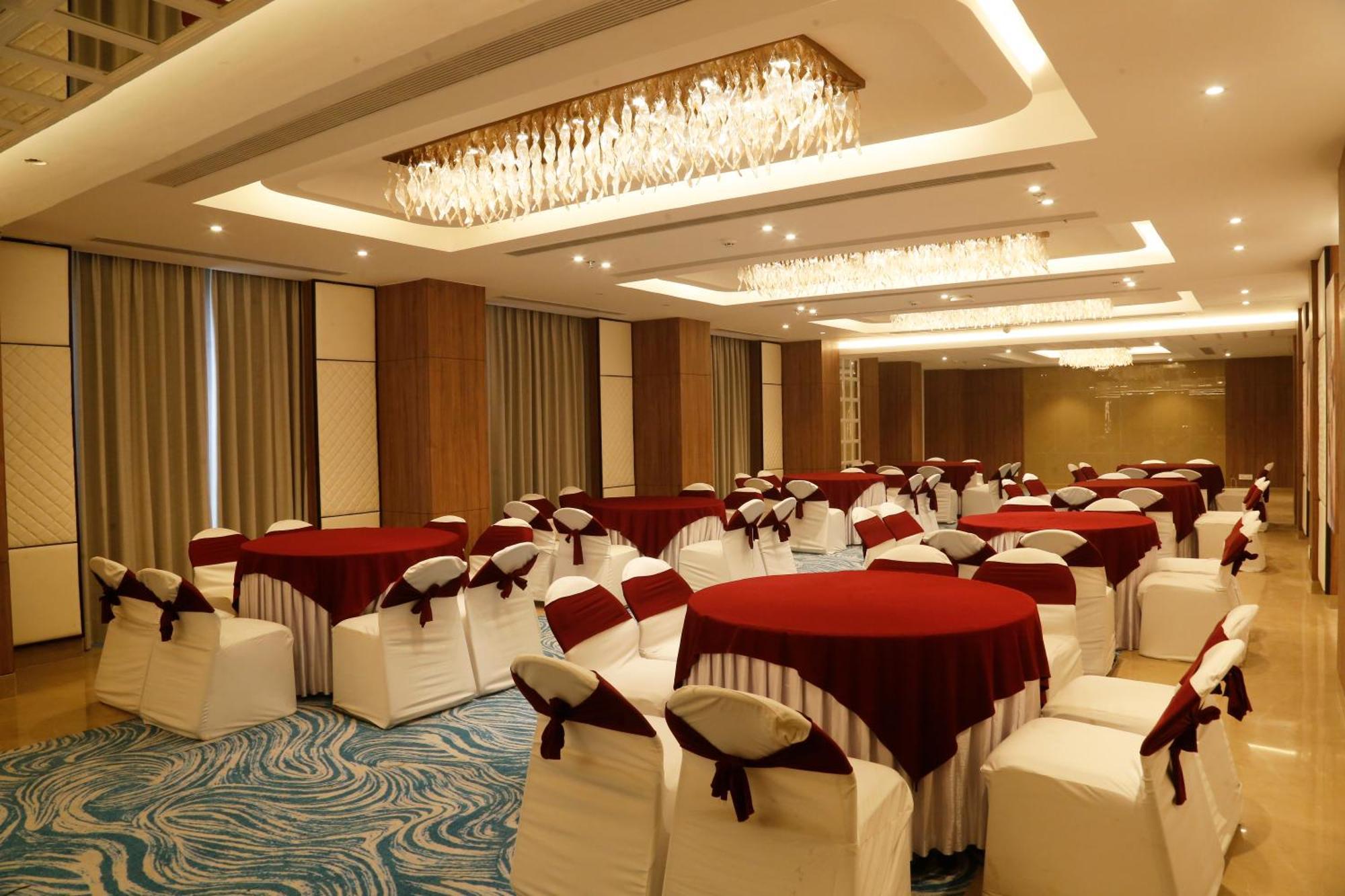 Tulip Inn Zirakpur Exteriör bild