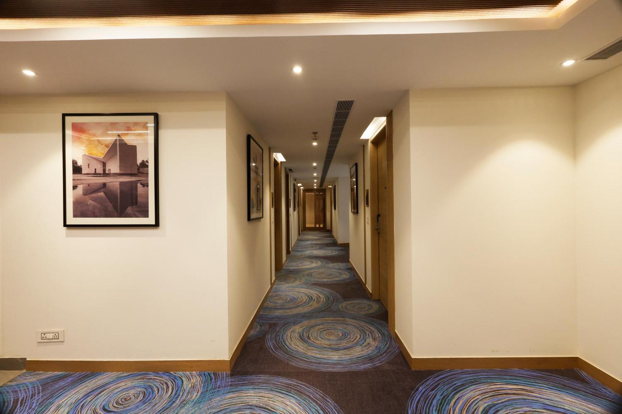 Tulip Inn Zirakpur Exteriör bild