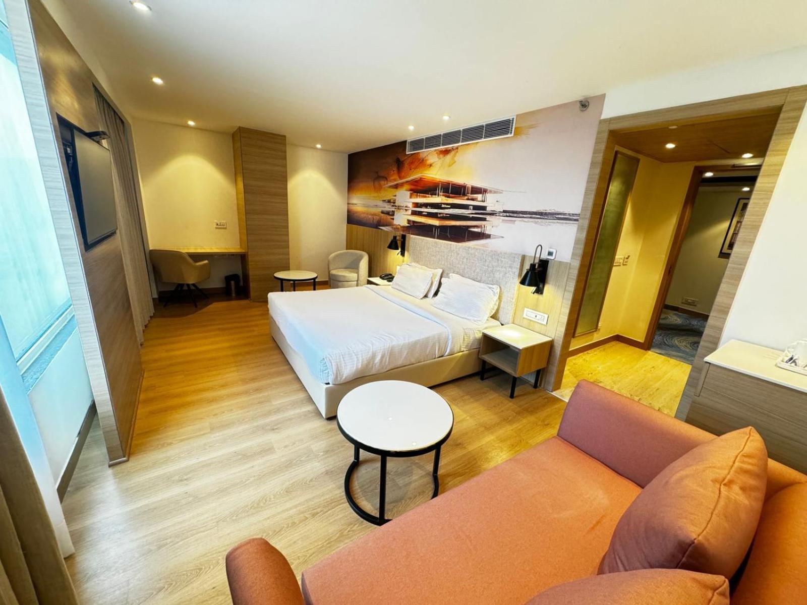 Tulip Inn Zirakpur Exteriör bild