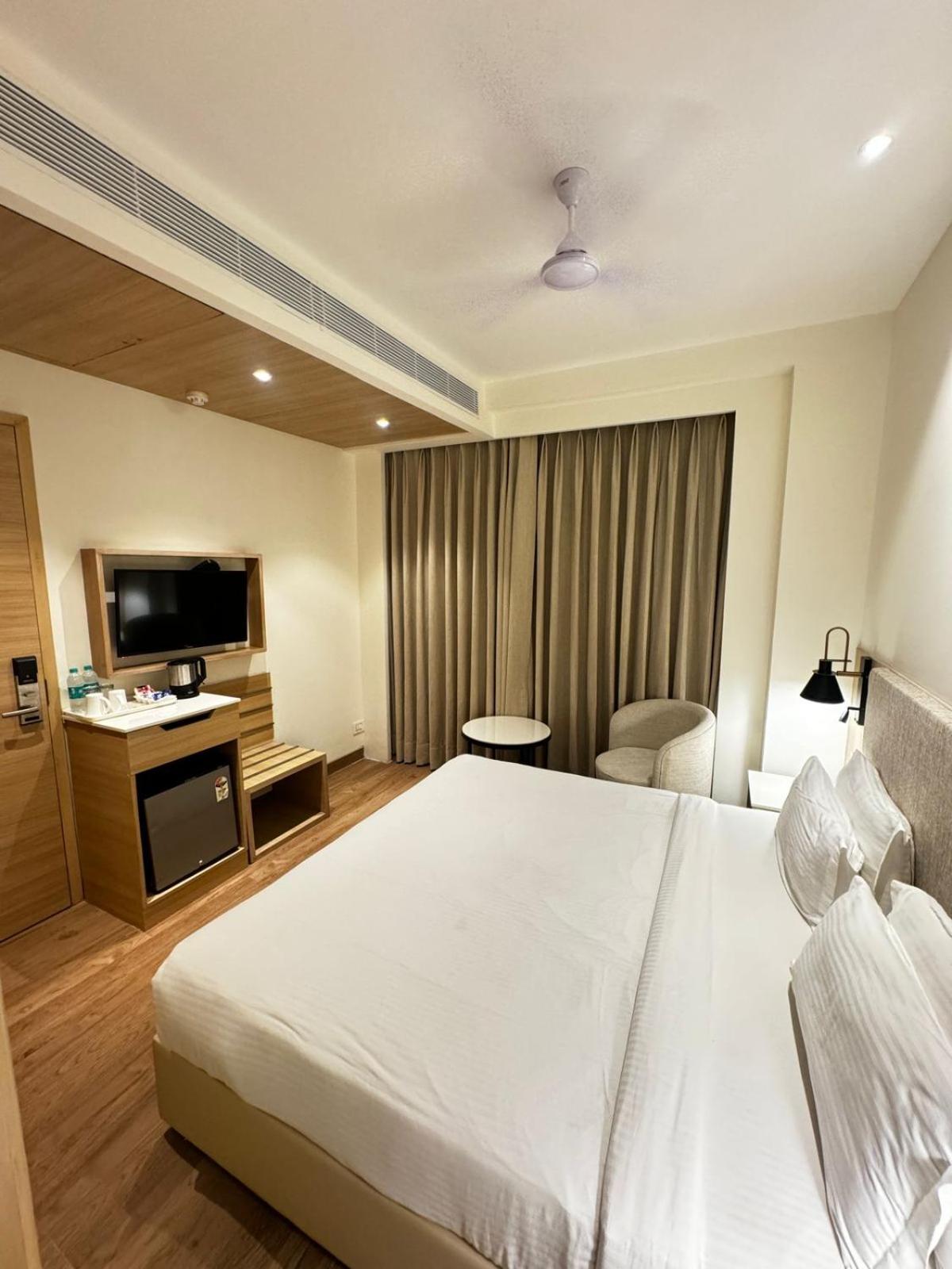 Tulip Inn Zirakpur Exteriör bild