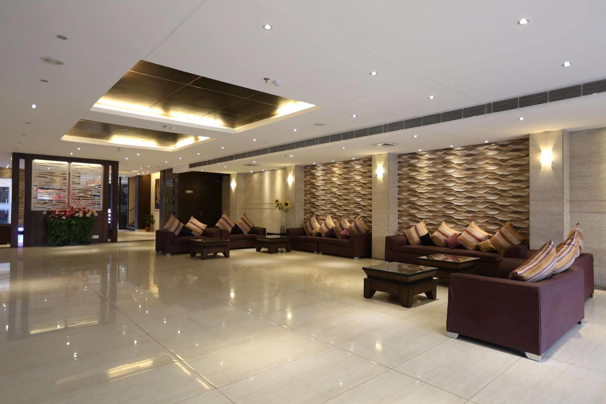 Tulip Inn Zirakpur Exteriör bild