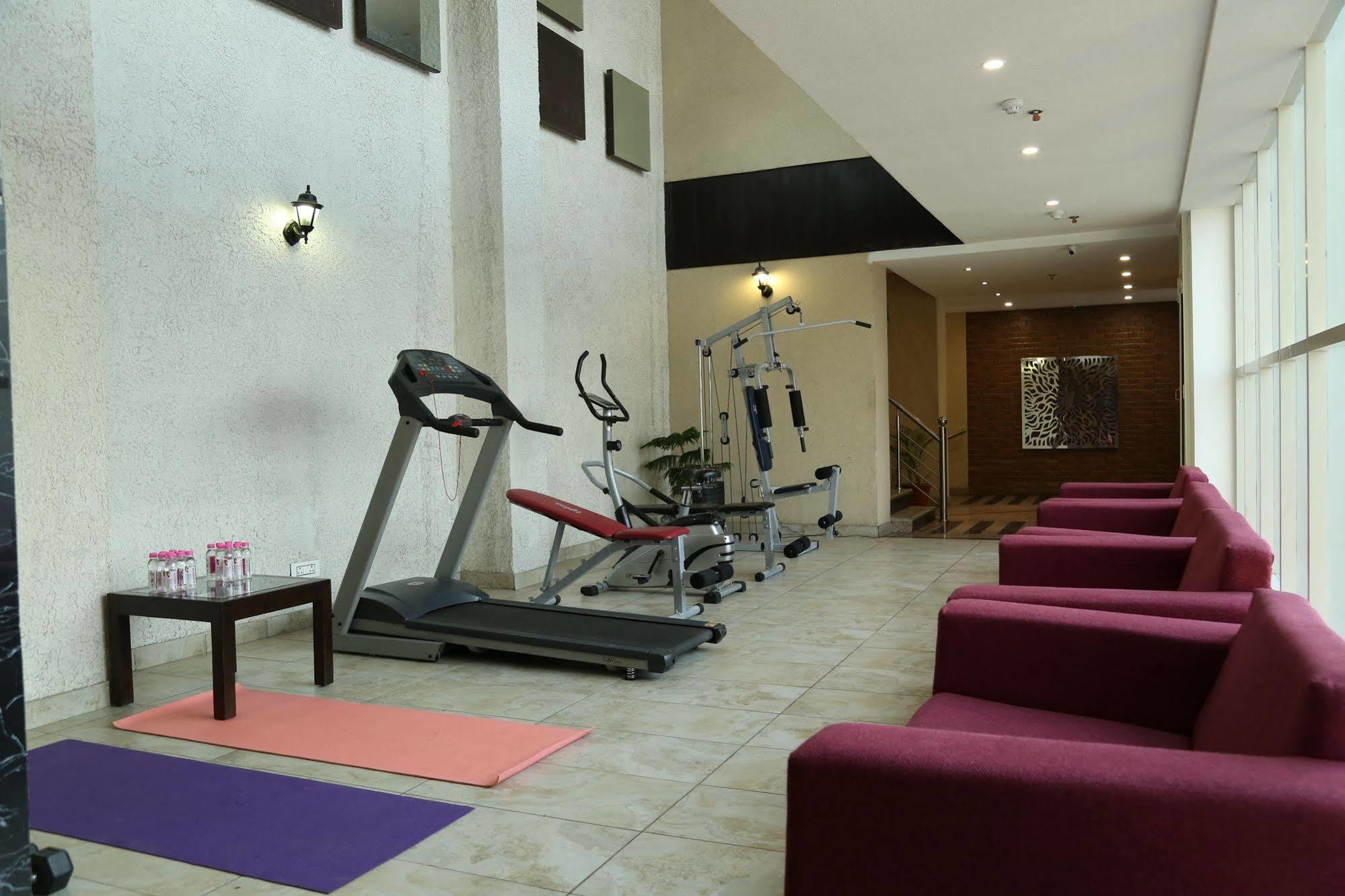 Tulip Inn Zirakpur Exteriör bild